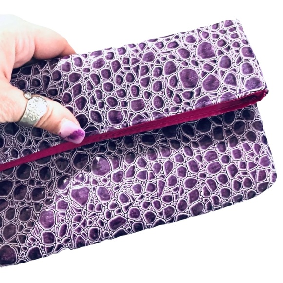 FAUX CROC CLUTCH GLOSSY PURPLE - Picture 3 of 12